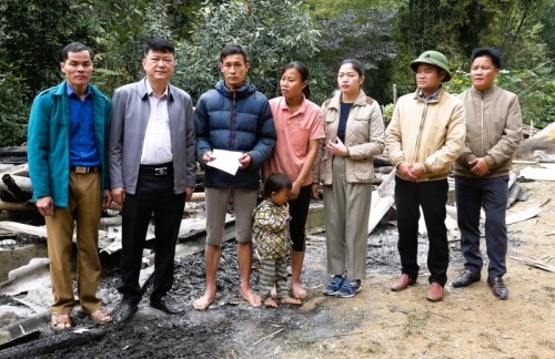 Phó chủ tịch Ngô Văn Hiếu thăm hỏi, động viện gia đình bị cháy nhà tại xã Đồng Tâm