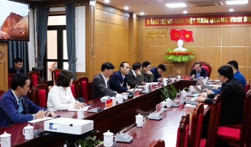 Huyện Bắc Quang kiểm tra di chuyển cột điện trong dự án đường cao tốc