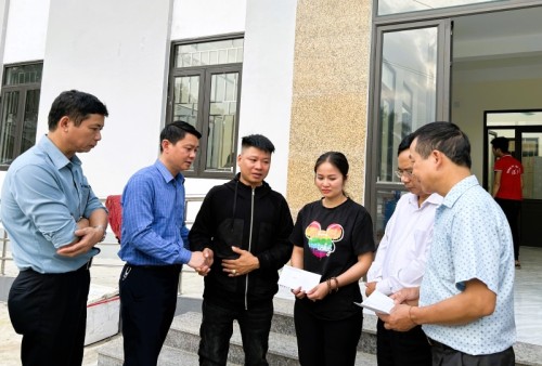 Đoàn công tác số 11 của huyện thăm hỏi các hộ gia đình bị cháy nhà tại xã Đồng Yên