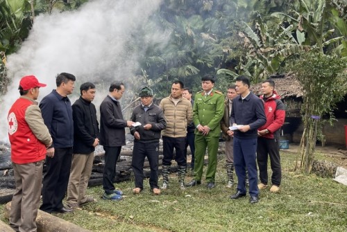 Bí thư Huyện ủy Bắc quang thăm động viên gia đình bị hỏa hoạn tại xã Kim Ngọc