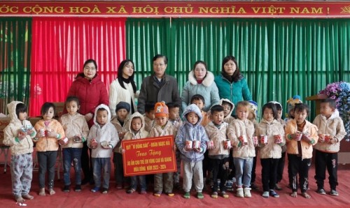 Trần Quang Minh, Chủ nhiệm Ủy Ban kiểm tra Tỉnh ủy trao tặng quà, áo ấm cho học sinh xã Thượng Bình