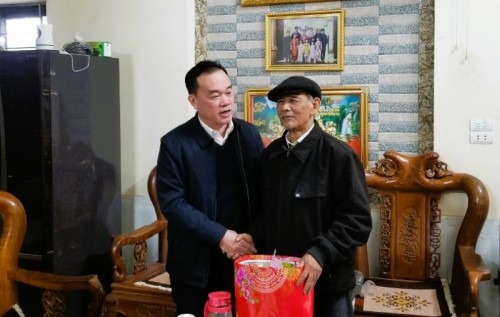 Đồng chí Nguyễn Công Viên Phó chủ tịch HĐND huyện thăm, tặng quà tết tại xã Tân Quang