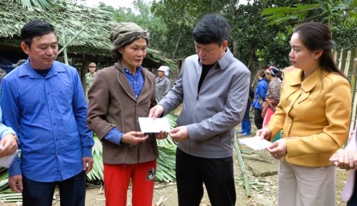 Lãnh đạo huyện Bắc Quang thăm hỏi và trao hỗ trợ nhanh các gia đình bị hỏa hoạn tại xã Tiên Kiều