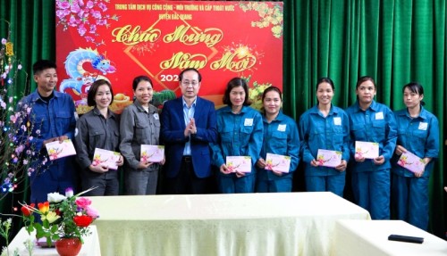 Bí thư Huyện ủy Bắc Quang Hà Việt Hưng thăm, tặng quà tết đơn vị trực tết và một số hộ gia đình chính sách, hộ nghèo trong huyện