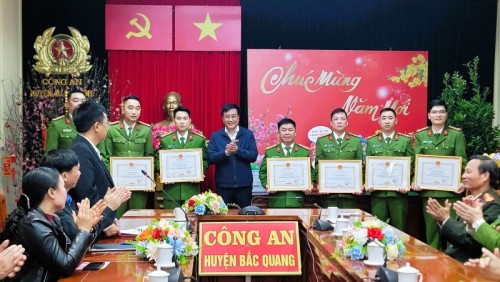 Chủ tịch UBND huyện thưởng nóng tập thể, cá nhân Công an huyện Bắc Quang nhanh tróng phá án dịp cận tết nguyên đán