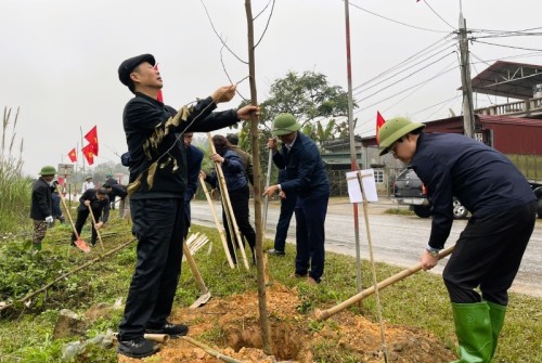 Huyện Bắc Quang ra quân trồng cây đầu năm tại Hùng An