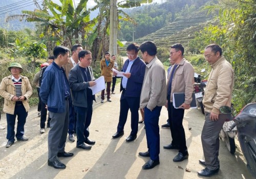 Đồng chí Phùng Viết Vinh Chủ tịch UBND huyện kiểm tra tại xã Tân Lập
