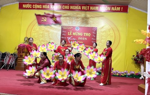 Các thôn, tổ dân phố thị trấn Việt Quang tổ chức mừng thọ cho người cao tuổi