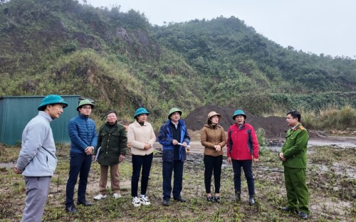 Phó Chủ tịch UBND huyện Nguyễn Đàm Thuyên kiểm tra các điểm Mỏ khoáng sản tại các xã Tiên Kiều và Việt Hồng