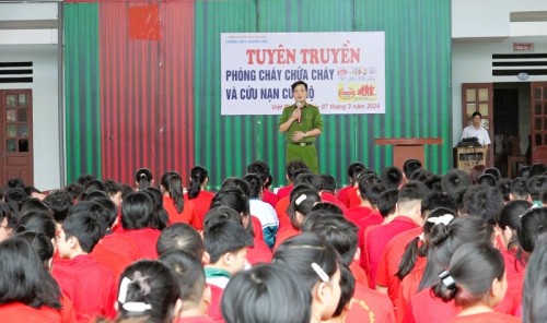 Phòng Cảnh sát PCCC Công an tỉnh tuyên truyền tại THCS Nguyễn Trãi