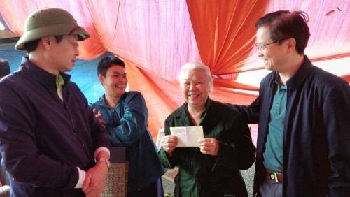 Chủ nhiệm UBKT Tỉnh uỷ Trần Quang Minh trao tặng tiền xây dựng nhà ở  cho hộ nghèo tại thị trấn Vĩnh Tuy