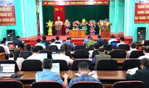 Chủ tịch UBND huyện Phùng Viết Vinh làm việc tại TT Việt Quang