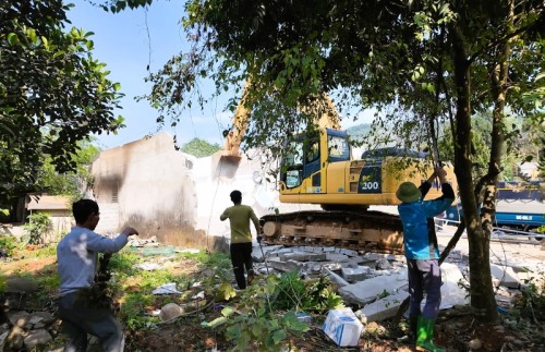 Hỗ trợ người dân tháo dỡ công trình bàn giao mặt bằng tại xã Tân Quang