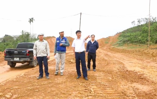 Chủ tịch UBND huyện Phùng Viết Vinh kiểm tra tiến độ di chuyển đường điện trong mặt bằng cao tốc Tuyên Quang – Hà Giang