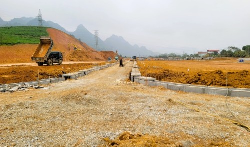 Bí thư Huyện ủy Hà Việt Hưng kiểm tra công trình đường bê tông nông thôn xã Đông Thành và khu tái định cư xã Hùng An