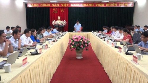 chủ tịch UBND huyện Phùng Viết Vinh kết luận cuộc họp