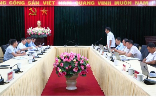 đồng chí Phùng Viết Vinh, Chủ tịch UBND huyện phát biểu đề xuất giải pháp tại buổi làm việc