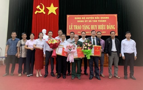 Đảng bộ xã Tân Thành tổ chức trao tặng Huy hiệu Đảng cho các đảng viên