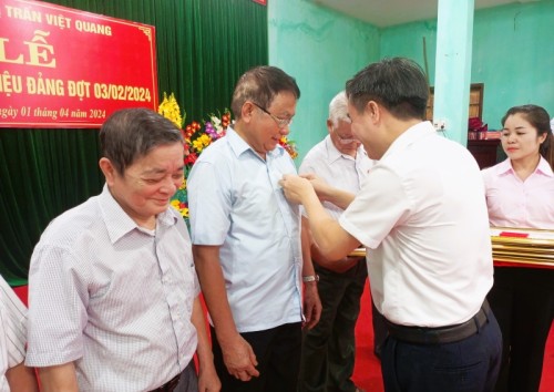 Việt Quang trao tặng huy hiệu Đảng đợt mùng 03/02/2024