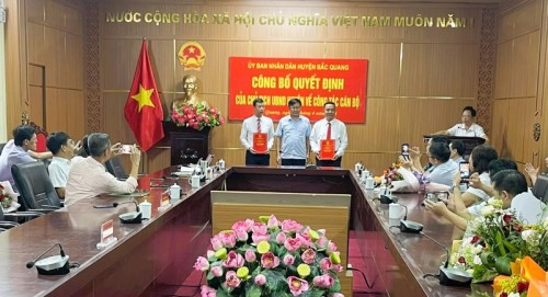 Bắc Quang công bố các Quyết định về công tác cán bộ