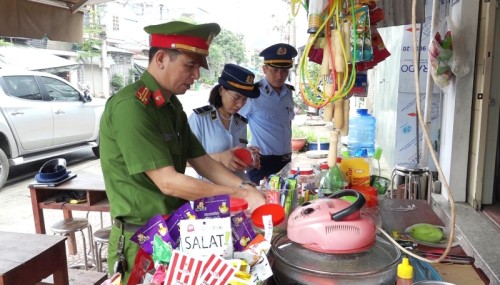 Đội QLTT số 3 Bắc Quang kiểm tra các hộ kinh doanh bán hàng bánh kẹo tại cổng trường trên địa bàn thị trấn Việt Quang