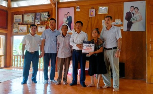 Phó Bí thư Thường trực Huyện uỷ Lương Tiến Dũng tặng quà người khuyết tật xã Việt Vinh