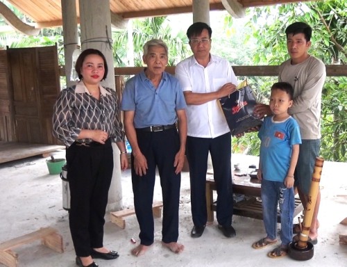 Chủ tịch UBND huyện Bắc Quang Phùng Viết Vinh tặng quà người khuyết tật tại xã Vĩnh Hảo