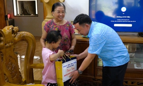 Chủ tịch MTTQ huyện Bắc Quang thăm và tặng quà Người khuyết tật xã Hùng An