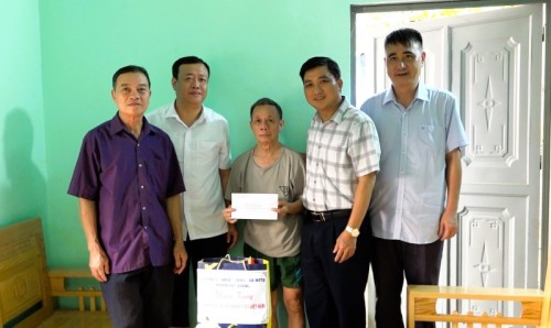 Phó Chủ tịch UBND huyện Nguyễn Đàm Thuyên thăm, tặng quà người khuyết tật tại xã Tân Quang