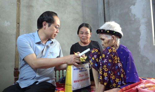 Bí thư Huyện ủy, Chủ tịch HĐND huyện Hà Việt Hưng thăm, tặng quà người khuyết tật tại xã Quang Minh