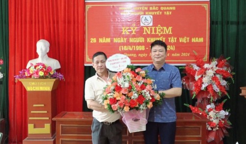 Phó chủ tịch Thường trực UBND huyện Ngô Văn Hiếu chúc mừng hội