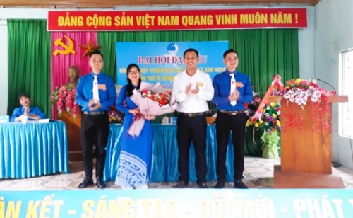Đồng chí Nguyễn Doãn Thiện, UV BCH Đảng bộ huyện tặng hoa chúc mừng Đại hội