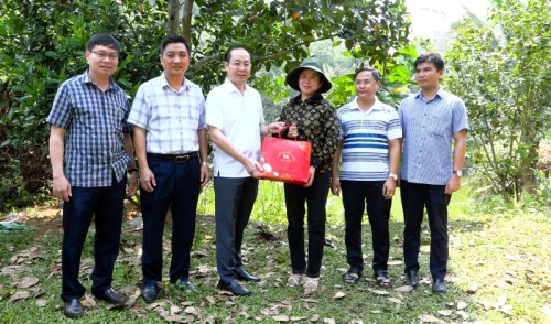 Bí thư huyện ủy tằng quà cho HTX Quỳnh Hương