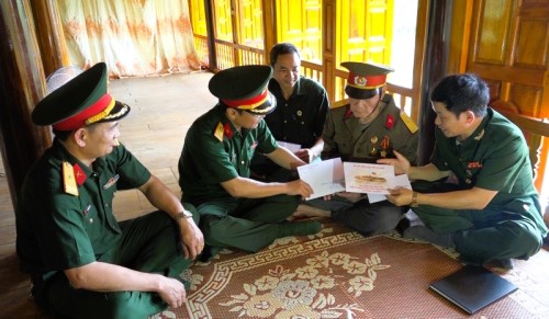    Bộ Chỉ huy Quân sự Tỉnh thăm tặng quà các cựu chiến binh tham gia chiến dịch Điện Biên Phủ