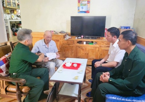 Hội Cựu chiến binh huyện Bắc Quang thăm, tặng quà hội viên kháng chiến chống Pháp tại xã Kim Ngọc
