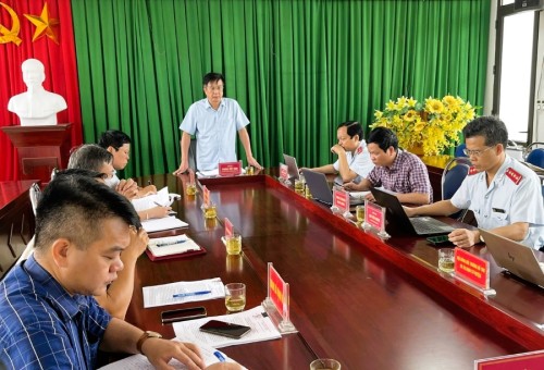 Chủ tịch UBND huyện Bắc Quang Phùng Viết Vinh đối thoại với hộ gia đình của thôn Khuổi phạt xã Vĩnh Hảo