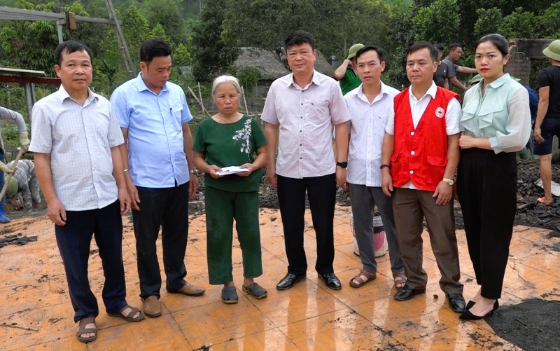 Phó Chủ tịch Thường trực UBND huyện thăm hỏi gia đình bị cháy nhà...