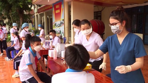 Cán bộ Trung tâm y tế đang lấy mẫu xét nghiệm sàng lọc Covid-19 tại THCS Yên Biên