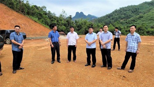 Chánh Văn phòng NTM tỉnh Đỗ Tấn Sơn làm việc tại xã Đồng Tiến