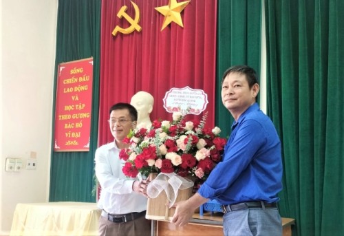 Phó Bí thư Thường trực Huyện uỷ tặng hoa chúc mừng