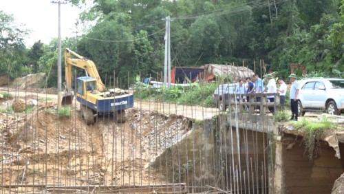 Phó Bí thư Huyện uỷ, Chủ tịch UBND huyện Phùng Viết Vinh  kiểm tra công trình đường Tân Quang-Đồng Tâm