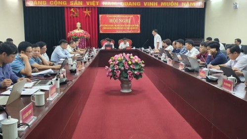 Chủ tịch UBND huyện Phùng Viết Vinh phát biểu tại Hội nghị