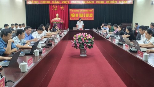 Chủ tịch UBND huyện Phùng Viết Vinh kết luận phiên họp