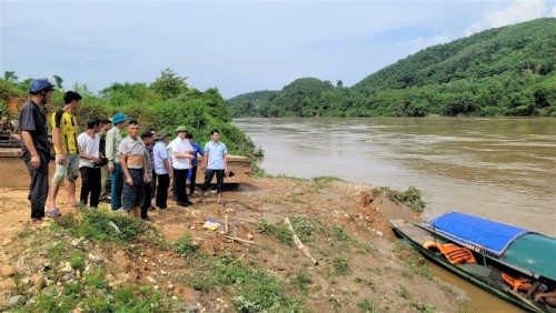 Bí thư Huyện ủy, Hà Việt Hưng kiểm tra công tác cứu nạn trẻ mất tích trên Sông lô tại xã Quang Minh