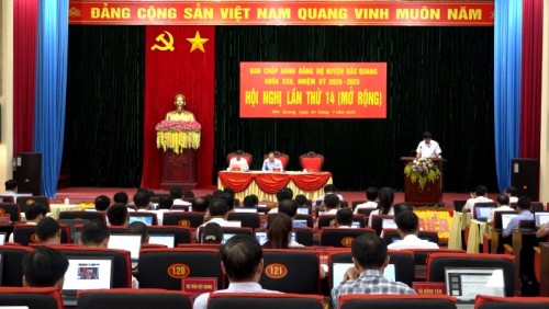 Đ/c Chủ tịch UBND huyện Phùng Viết Vinh báo cáo tóm tắt tình ình phát triển kinh tế xã hội 6 tháng