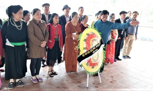 Đoàn địa biểu Hội VHNT Bắc Quang viếng Ngĩa trang Quốc gia Vị Xuyên