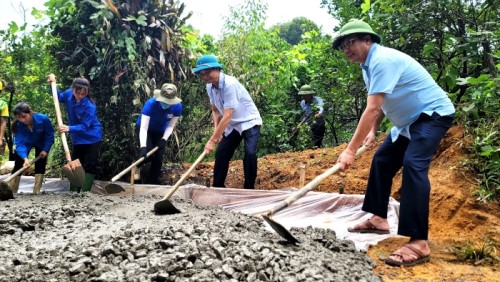 Khởi công xây dựng tuyến đường bê tông NTM tại thôn Khuổi Hốc xã Đông Thành