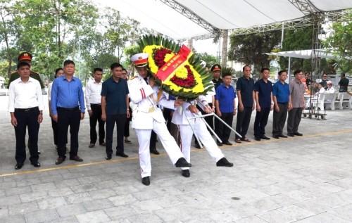 Đoàn đại biểu huyên Bắc Quang dâng hoa tại Nghĩa Trang Quốc gia Vị Xuyên