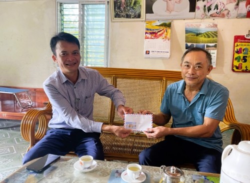 Trưởng phòng Lao động - TB&XH huyện thăm tặng quà, tri ân người có công tại thị trấn Vĩnh Tuy