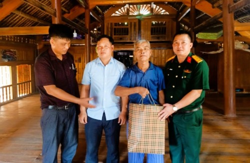 Chỉ huy trưởng Ban chỉ huy Quân sự huyện thăm, tặng quà các gia đình chính sách người có công tại xã Bằng Hành